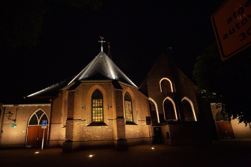 Zijaanzicht verlichting kerk gemeente Putten