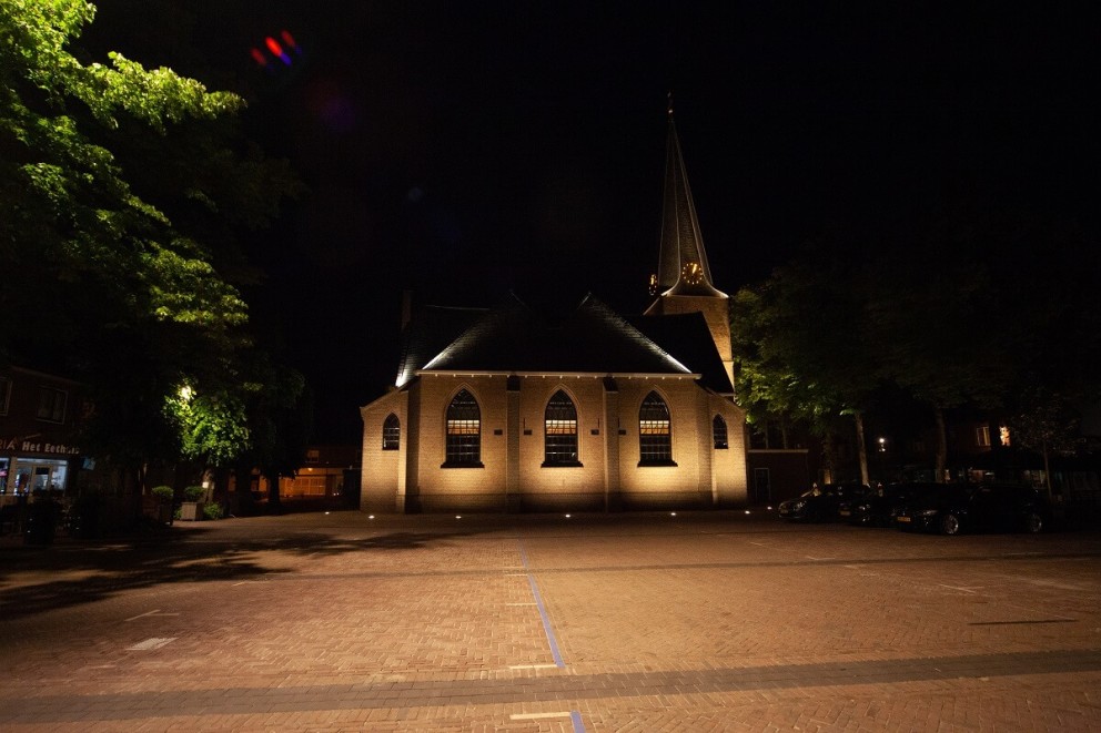 Wanden van het plein zichtbaar na zonsondergang